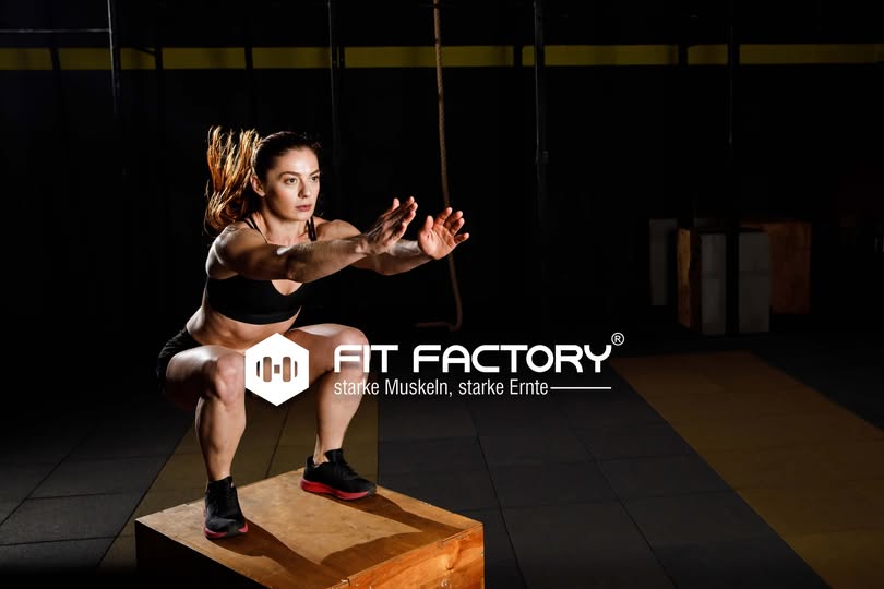 Sportlerin beim Sprungtraining auf einer Plyo-Box.