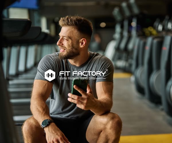 Sportler während einer Trainingspause im Fitnessstudio.