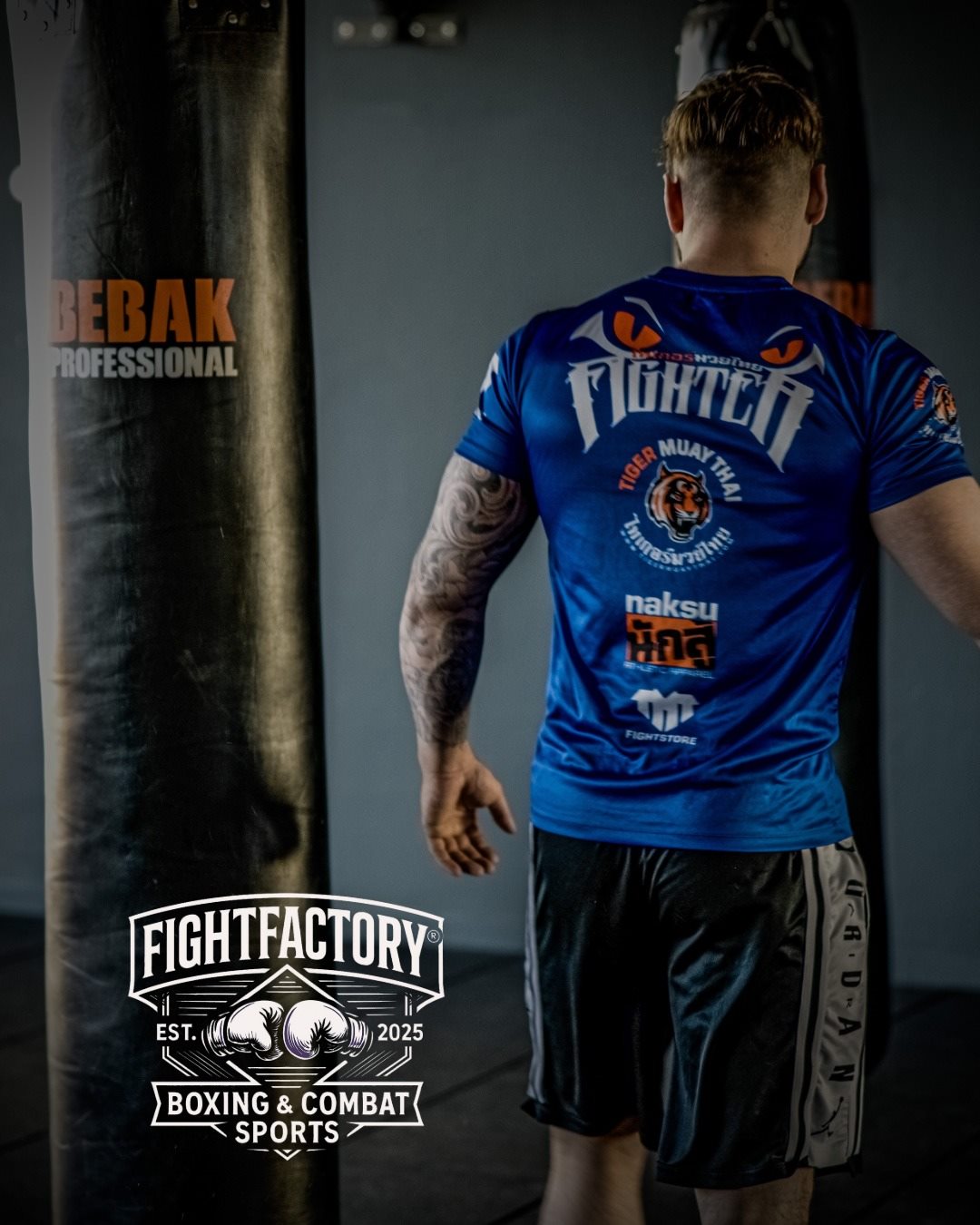 Kampfsportler zwischen den Sands&auml;cken der FIGHTfactory