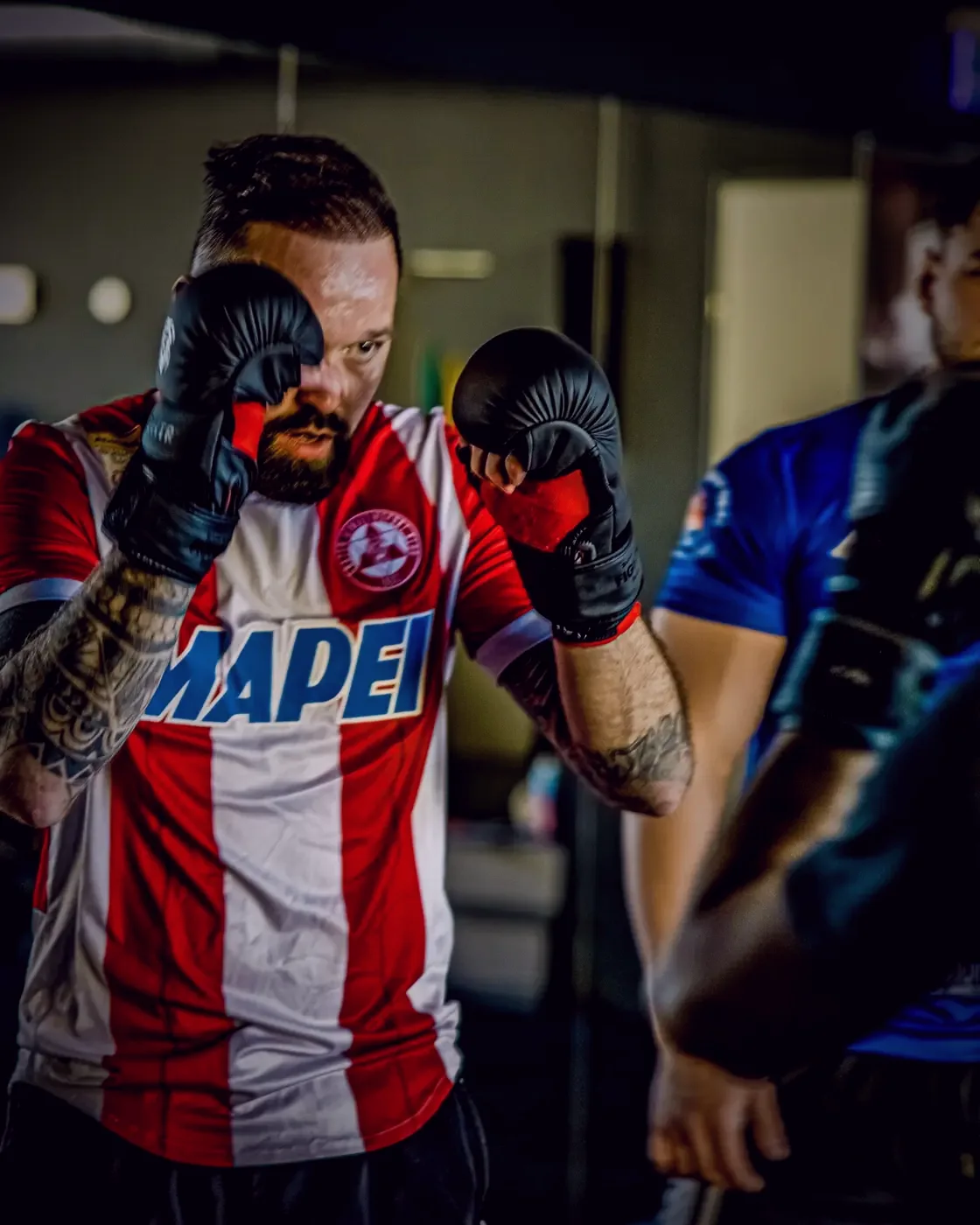 Boxtraining mit Boxhandschuhen und Pratzen bei FIGHTfactory