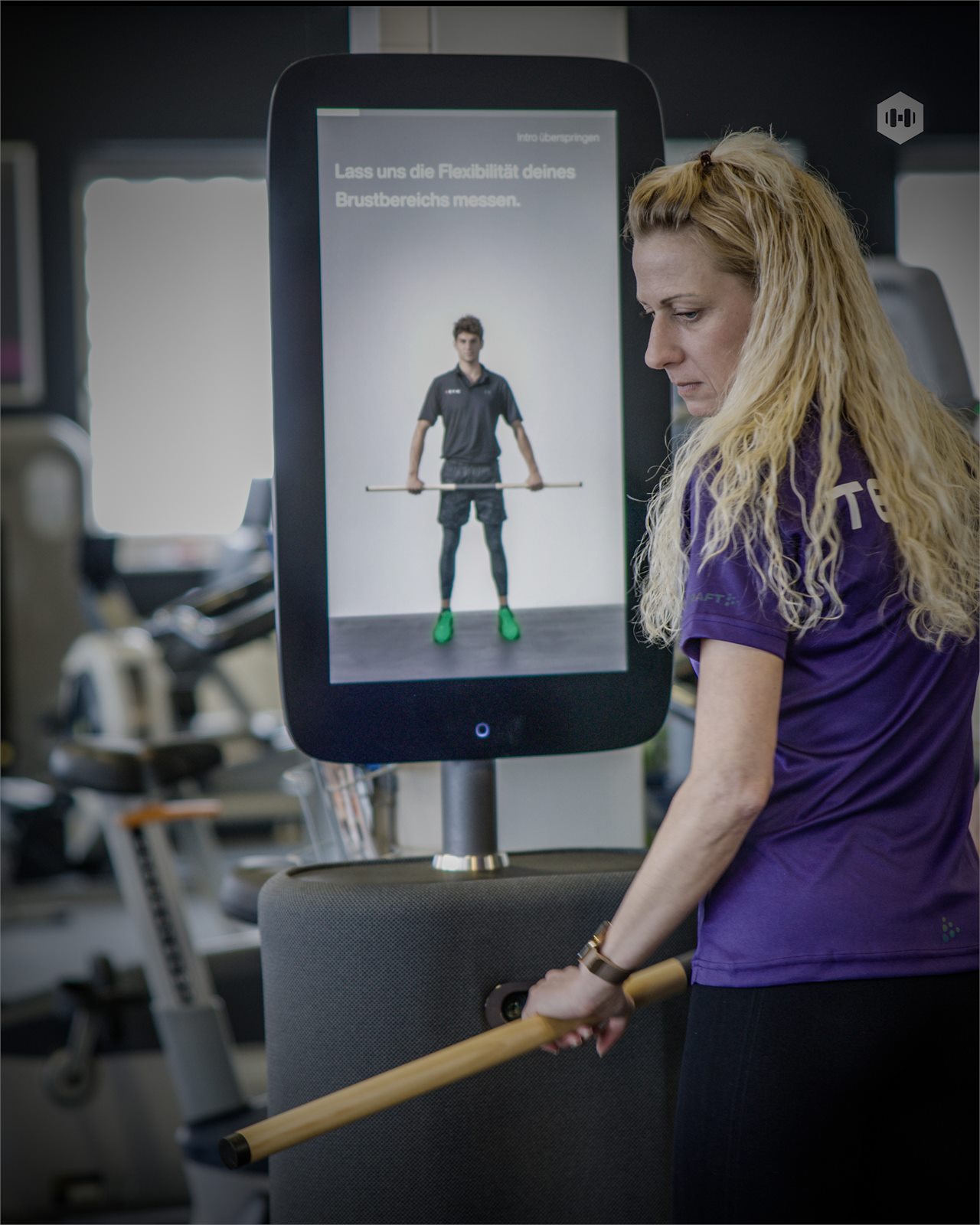 FITfactory-Teammitglied beim Flexibilitätstest am EGYM Fitness Hub